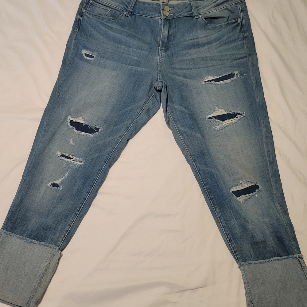 Soho New York & Co. Light Blue Distressed Cropped Jeans